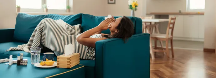 Mujer con irritante tos tratando de tomar el té