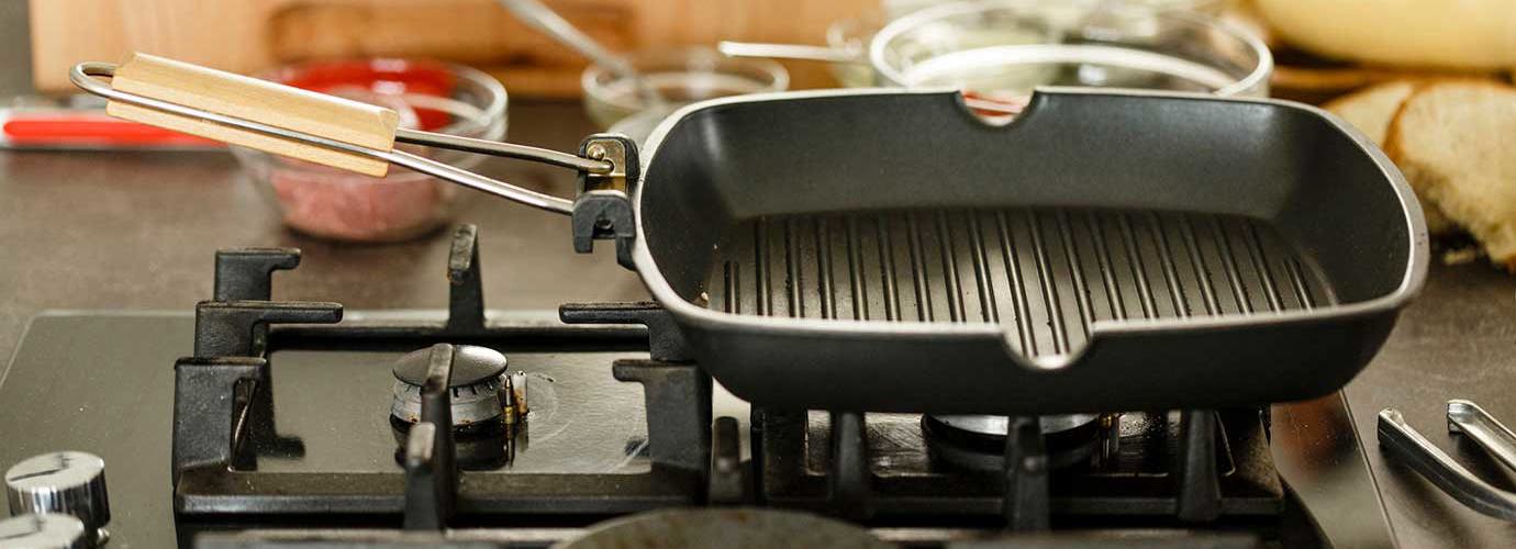 Plancha limpia y vacía en la estufa de gas