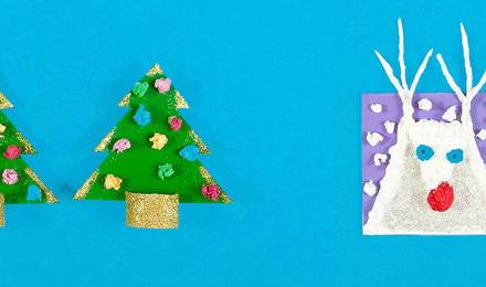 Cartões de natal diy feitos de cartão, papel de seda e glitter, em forma de árvores de natal e rena branca