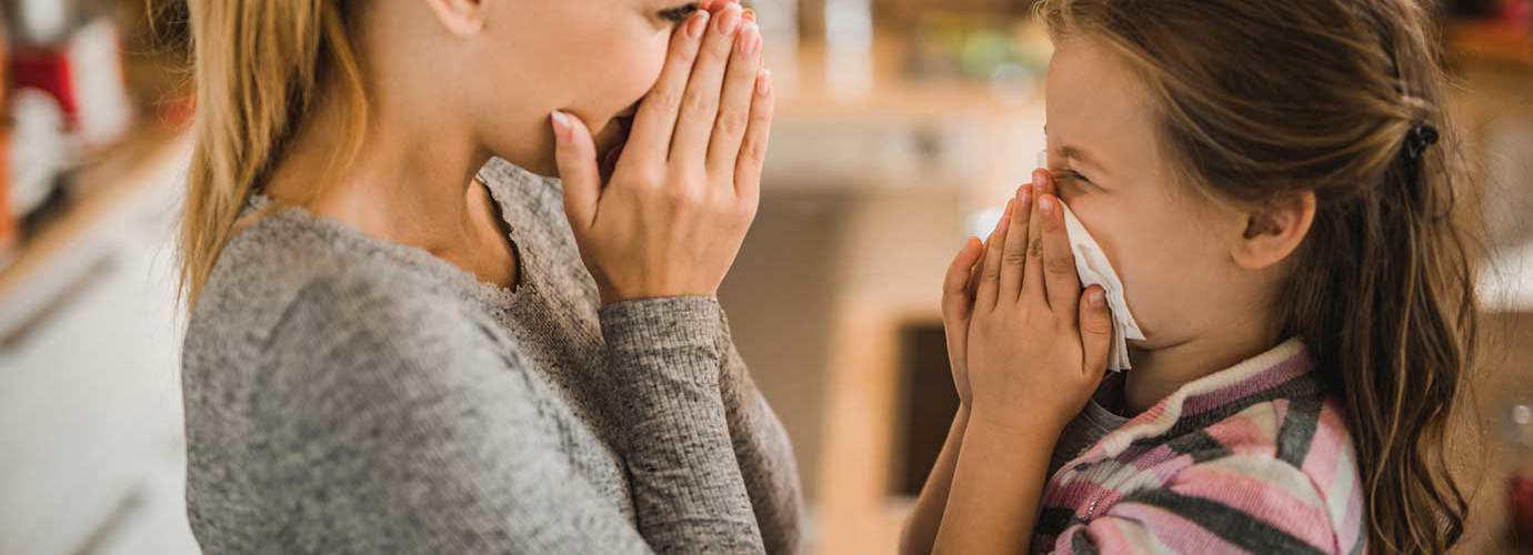 Mãe a mostrar à filha como parar uma hemorragia nasal