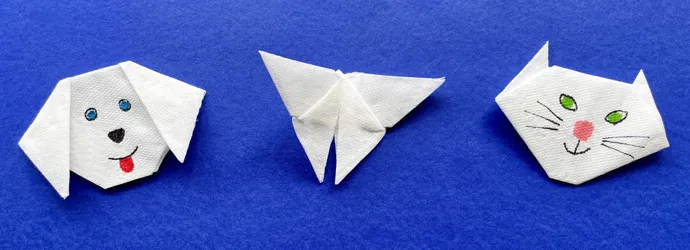 Unos niños haciendo animales fáciles en origami con papel de colores en su habitación.