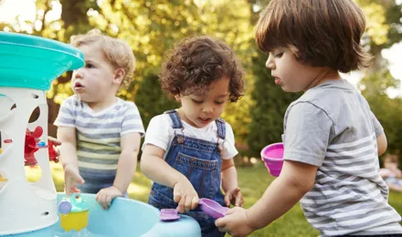 5 brincadeiras com água para crianças